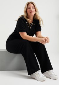 WE Fashion CURVE - Pantalon de survêtement - black