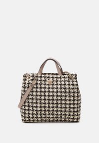 Sac à main en tweed avec un motif pied-de-poule noir et crème, doté de poignées en cuir, de ferrures dorées et d'une bandoulière amovible.