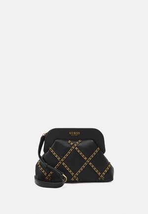 Schwarze Handtasche aus Kunstleder mit strukturiertem Design, goldfarbene Kettenakzente in einem X-Muster und einem abnehmbaren Schultergurt. Goldenes Logo an der Vorderseite.