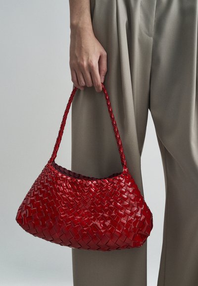 Πλεκτή κόκκινη δερμάτινη τσάντα με δομημένο σχήμα και πλεγμένη λαβή, με γυαλιστερή επιφάνεια και αντιθετική σκούρα επένδυση.