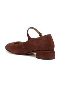 Chaussure à talon en daim marron avec un bout arrondi, des découpes et une sangle de cheville maintenue par une boucle dorée. Talon bloc mesurant environ 5 cm.