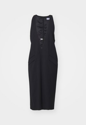 Černé bezramínkové šaty s hlubokým výstřihem do V, s bočními kapsami a hladkým saténovým povrchem, zapínání na zip na zadní straně. Jednoduchý, přiléhavý design.