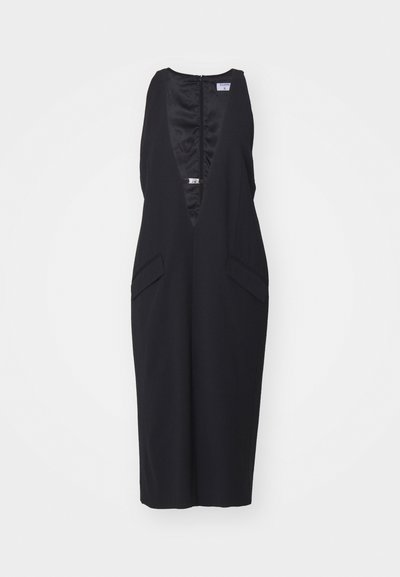 Schwarzes ärmelloses Kleid mit tiefem V-Ausschnitt, seitlichen Taschen und einer glatten Satinstruktur, mit Reißverschluss im Rücken. Einfaches, körperbetontes Design.