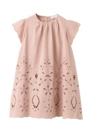 Lyserød kortærmet pigekjole med rund halsudskæring og blomsterudskæring langs kanten og nederdelen.