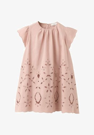 Svetloružičasta dječja haljina s kratkim rukavima, okruglim izrezom i cvjetnim izrezbarenim vezom duž ruba i donjeg dijela suknje.