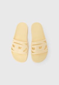 Sárga gumipapucs kivágott pántos kialakítással és sima felülettel. Könnyű, formázott talpbetét a kényelemért.