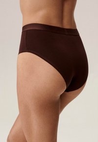 Brązowe figi z wysokim stanem wykonane z gładkiej tkaniny, z szerokim elastycznym pasem i minimalnymi szwami dla komfortu i dopasowania.