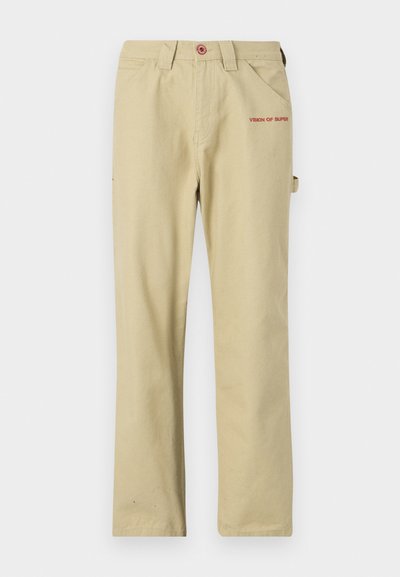 Pantalones de algodón beige con pierna recta, que cuentan con un logo rojo en la parte frontal, bolsillos delanteros y un lazo lateral para accesorios.