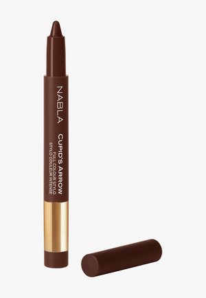 Crayon marron pour lèvres ou yeux avec une bande dorée portant l'inscription Nabla Cupid's Arrow, avec son bouchon retiré et placé à côté.