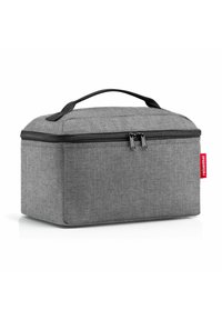 Bolsa de almacenamiento de tela gris con forma rectangular, asa en la parte superior, cremalleras dobles y una pequeña etiqueta roja como acento. Textura suave y diseño minimalista.