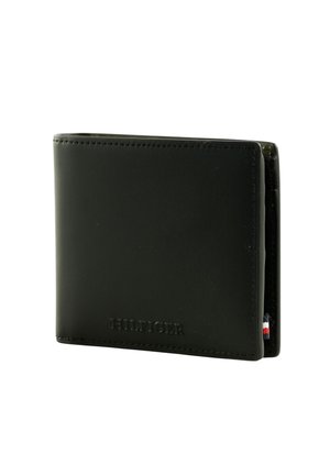 Portafoglio in pelle nera con texture liscia, caratterizzato da bordi cuciti e logo in rilievo; include un accento a righe lungo il lato interno.