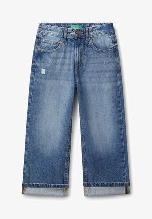 Niebieskie dżinsy z podwiniętymi nogawkami, lekko przetarte na udach, styl pięciu kieszeni oraz zapięcie na guzik z zieloną metką przy pasku.