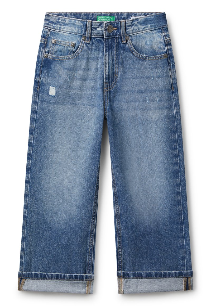 Jeans de mezclilla azul con puños enrollados, ligera abrasión en los muslos, estilo de cinco bolsillos, y un cierre de botón con una etiqueta verde en la cintura.