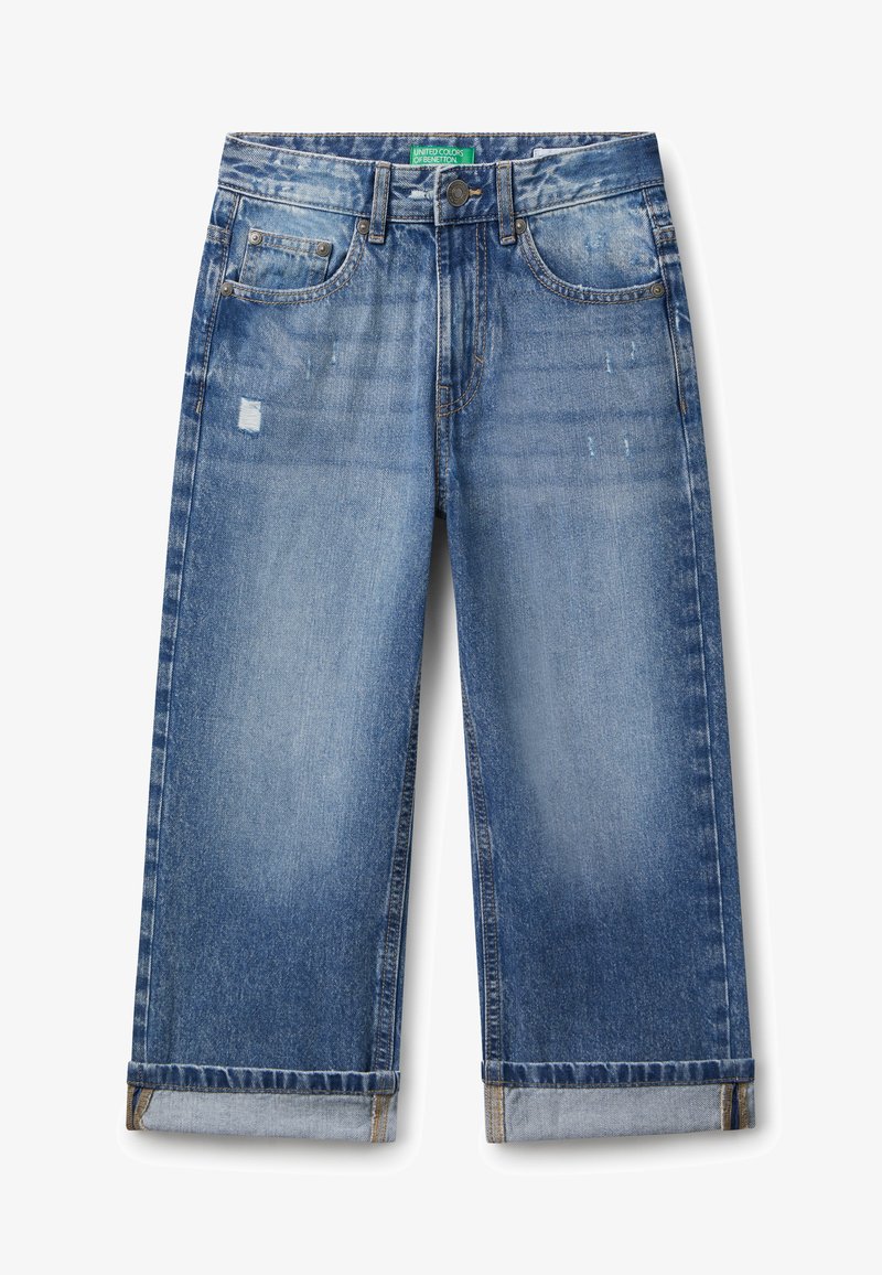 Jeans de mezclilla azul con puños enrollados, ligera abrasión en los muslos, estilo de cinco bolsillos, y un cierre de botón con una etiqueta verde en la cintura.