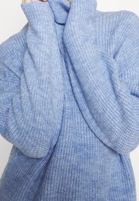 Even&Odd Stickad tröja - mottled light blue