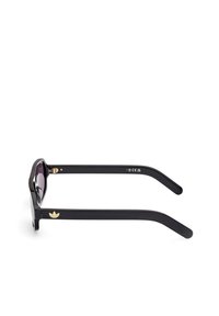 Czarne okulary przeciwsłoneczne o błyszczącym wykończeniu, prostokątnej oprawie, gradientowych fioletowych soczewkach i złotym logo na zewnętrznych zausznikach.