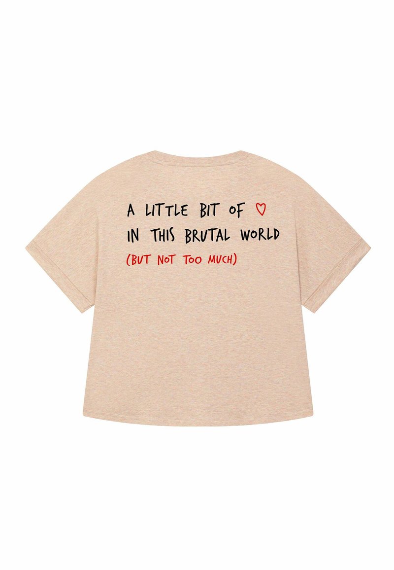 Beige T-shirt met korte mouwen met zwarte en rode tekst op de achterkant, met een uitspraak over liefde in een meedogenloze wereld. Zachte, casual stof.