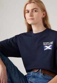 Levi's® FOOTBALL FAN TEE UNISEX - Marškinėliai su spaudiniu - navy blazer