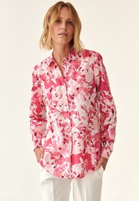 Langærmet skjorte med knapper, blomstermønster i nuancer af pink og hvid, blødt stof, skræddersyet pasform, med klassisk krave og manchetter.