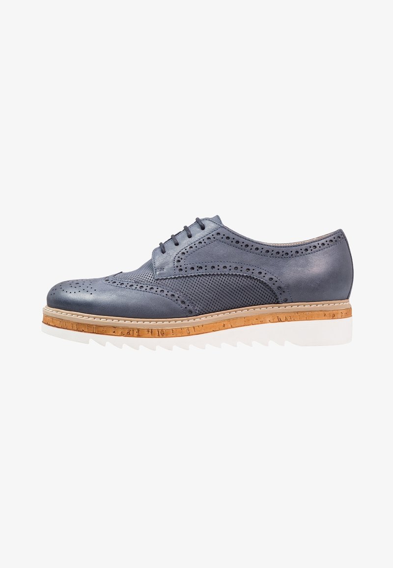 Scarpa oxford blu in pelle con design perforato e parte superiore in mesh testurizzato. Presenta una suola in sughero e una suola esterna bianca a zigzag.