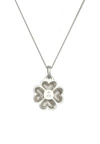 Silberanhänger in Form einer Blume mit herzförmigen Blütenblättern und strukturiertem Innenleben, an einer schmalen Kette. Mit "925" markiert.