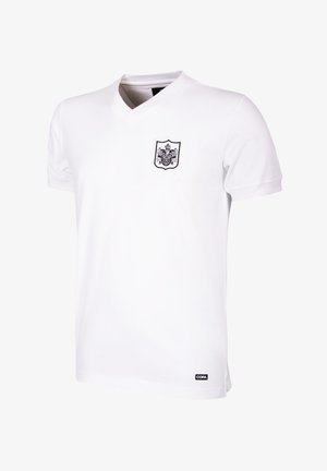 Witte katoen v-hals t-shirt met een klein zwart wapenschild logo op de linkerkant van de borst, korte mouwen en een stijlvolle sportieve snit.