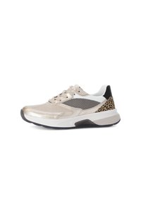 Beige sneaker met metallic accenten, netpaneeltjes en een luipaardprintdetail op de hiel. Heeft een grijze zool en witte veters.