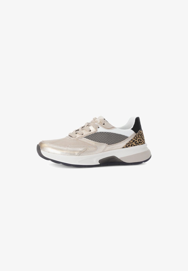 Beige Sneaker mit metallischen Akzenten, Mesh-Einsätzen und Leopardenmuster-Details an der Ferse. Verfügt über eine graue Sohle und weiße Schnürsenkel.