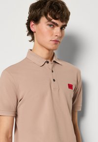 HUGO DERESO - Poloskjorter - medium beige