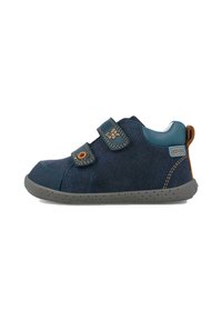Zapato de ante azul marino con dos correas de Velcro, acentos en verde azulado, suela de goma gris y detalles en cuero marrón en el talón.