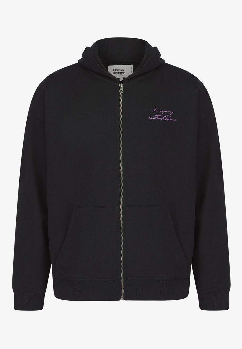 Zwarte hoodie met ritssluiting, voorzakken, capuchon en klein paars scriptlogo op de linkerborst met de tekst "Legacy."