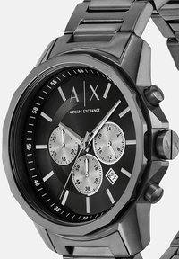 Must mustreliik metallist kell julge kaheksanurkse korpusega, analoognäidik, kolm aladiagrammi, kuupäevaaken ja bränditud aktsendid.