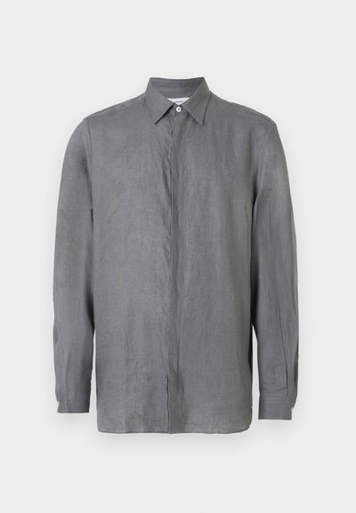 Γκρι πουκάμισο από λινό με μακριά μανίκια, κουμπιά κρυφά και μυτερό γιακά, απεικονίζεται σε απλό λευκό φόντο.