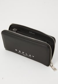 Černá kožená peněženka se zipovým uzavřením, na přední straně s bílým logem "REPLAY ESTABLISHED 1981" a stříbrnými kovovými detaily.