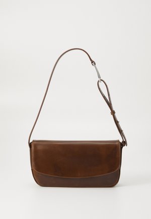 Καφετί δερμάτινη τσάντα ώμου με κομψό σχέδιο, ορθογώνιο σχήμα, λεία υφή και ρυθμιζόμενο λουρί για ευέλικτη χρήση.