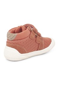 Sneaker alta in rete color rosa con accenti beige, cinturini con chiusura a velcro e suola in gomma bianca. Pannello testurizzato sul tallone.