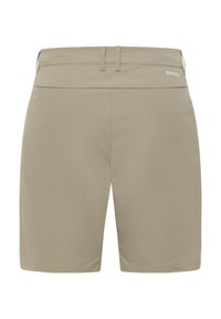 Shorts beiges en matériau léger et lisse. Dotés d'une taille plate avec des passants et d'un logo de marque discret à l'arrière.
