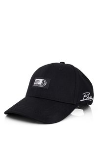 Fekete pamut baseball sapka ívelt karimával. Téglalap alakú címkével rendelkezik, rajta "BLACK SKIES" felirattal és földgömb logóval, valamint fehér hímzett szöveggel.