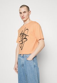 HUGO Marškinėliai su spaudiniu - light/pastel red