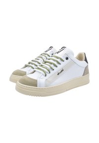 Sneaker bianchi con lacci verdi e bianchi. Presentano una punta in suede e pannelli laterali perforati. Suola in gomma crema e dettagli neri sul tallone.