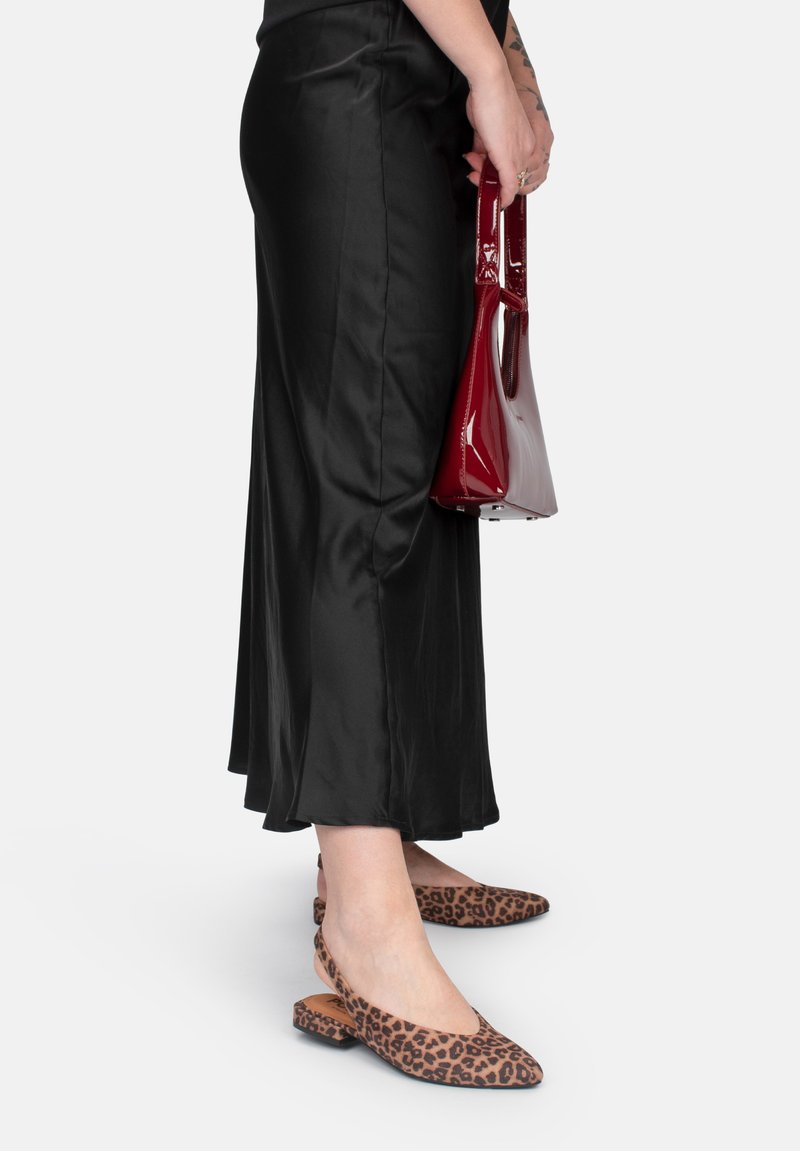 Leopardenmuster Flats mit spitzem Schuh und niedrigem Absatz, kombiniert mit einem schwarzen Satinrock und einer glänzenden roten Handtasche. Glatte Textur insgesamt.