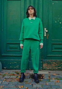 Nike Sportswear PHOENIX W NSW STYLE FLC HR PANT CURVE - Calças de fato de treino - malachite/sail