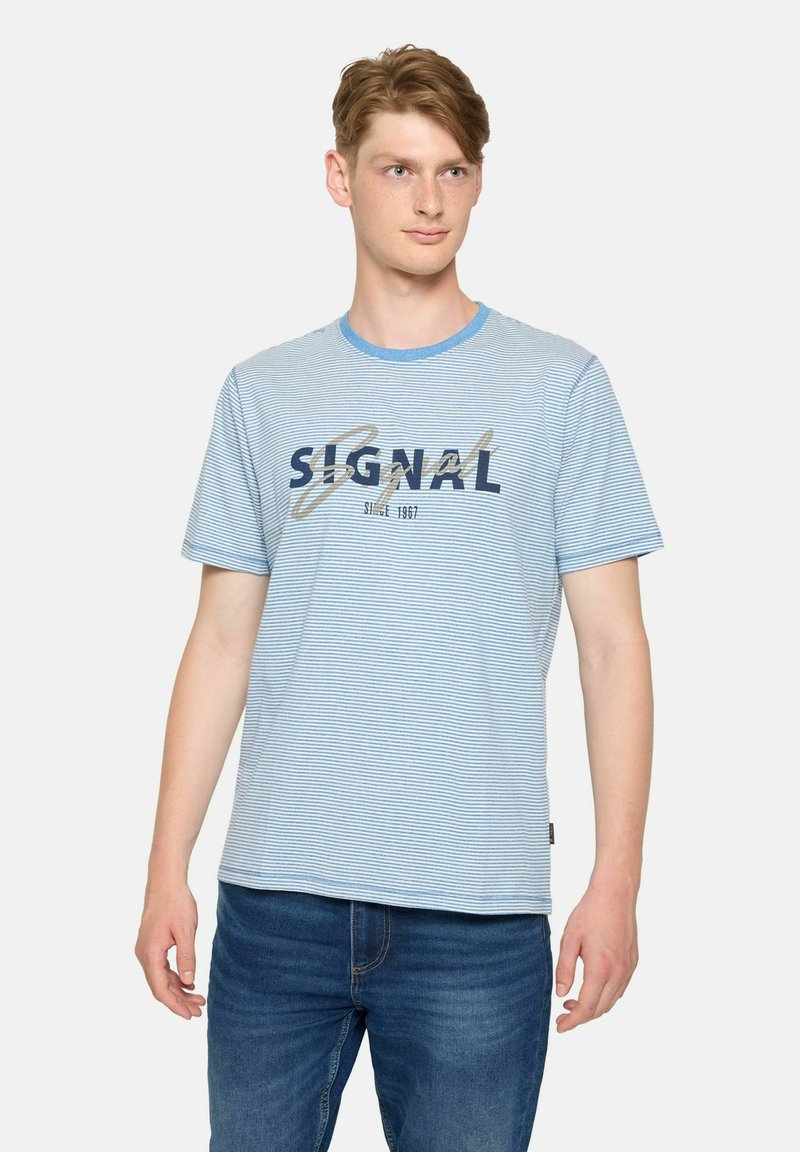 Hele sinine triibuline puuvillane T-särk, ümmarguse kaelusega, millel on tumehall ja beež tekst "SIGNAL". Lühikesed varrukad ja mugav lõige.