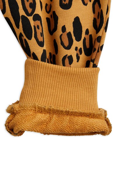 Sweatshirt med leopardmønster på ermene, som har en teksturert ribb mansjett i varm gyllen gul. Myk finish med frynsete kanter på mansjetten.