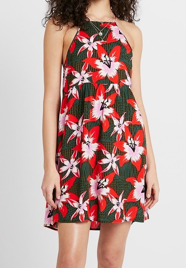 Robe fleurie à encolure licou, ornée de grandes lys rouges et roses sur un fond vert. Tissu léger avec une silhouette fluide.