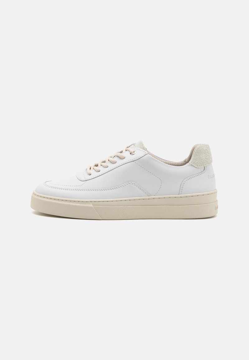 Weiße Sneaker mit einem glatten Lederobermaterial, beigen Schnürsenkeln und einer strukturierten, beigen Wildleder-Fersenschlaufe. Erhöhte Sohle für zusätzlichen Komfort.