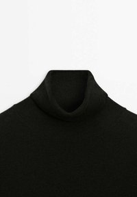 Pull noir en maille à col roulé avec un col haut plié sur un fond blanc uni.