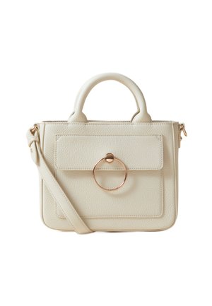 Bolso de mano color crema con una superficie texturizada, asas superiores, una correa de hombro desmontable y un acento dorado circular en la solapa frontal.