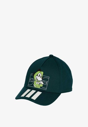 Cappello verde in tessuto con grafica di un personaggio dei cartoni sul davanti. Il design include tre strisce bianche sulla visiera.