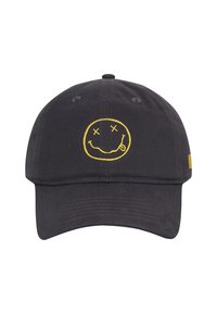 Cappello di cotone nero con un logo ricamato giallo a forma di faccina sorridente con gli occhi incrociati e la lingua di fuori, con cinturino regolabile sul retro.